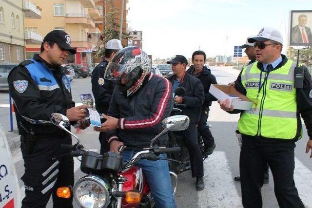 Polisten ‘kask Motosikletin Emniyet Kemeridir’ Uyarısı