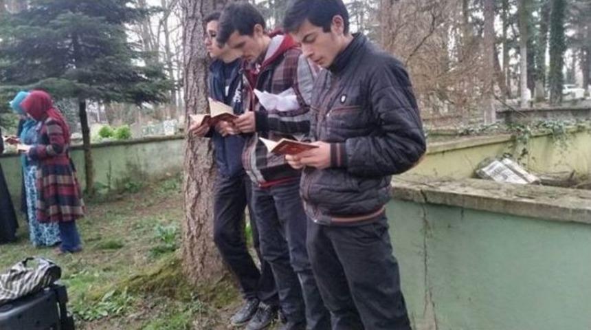 Gen&ccedil;ler Hafız Hasan Şen&rsquo;in Kabrini Ziyaret Etti Dua Ettiler