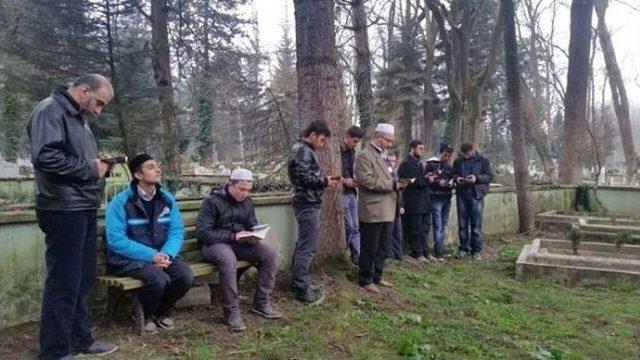 Gençler Hafız Hasan Şen’in Kabrini Ziyaret Etti Dua Ettiler