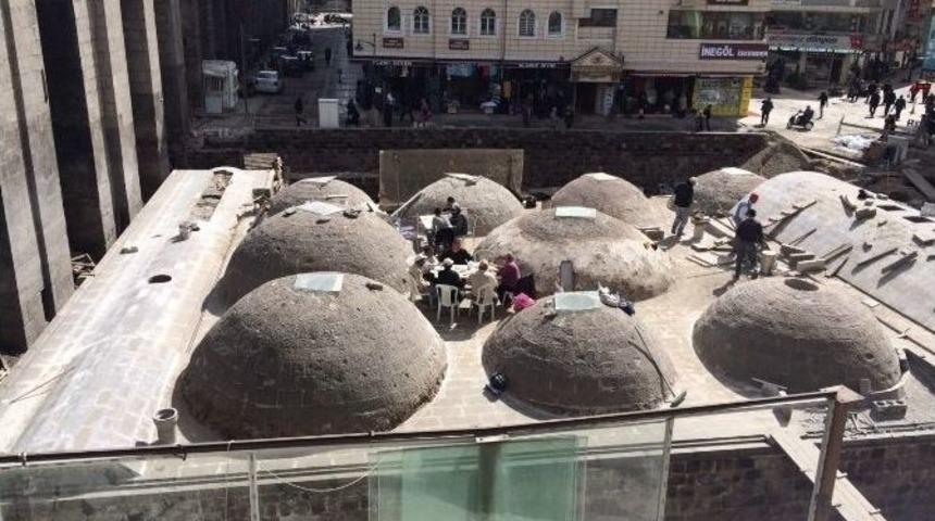 Tarihi Hamamın &Ccedil;atısında &Ouml;ğle Yemeği Keyfi