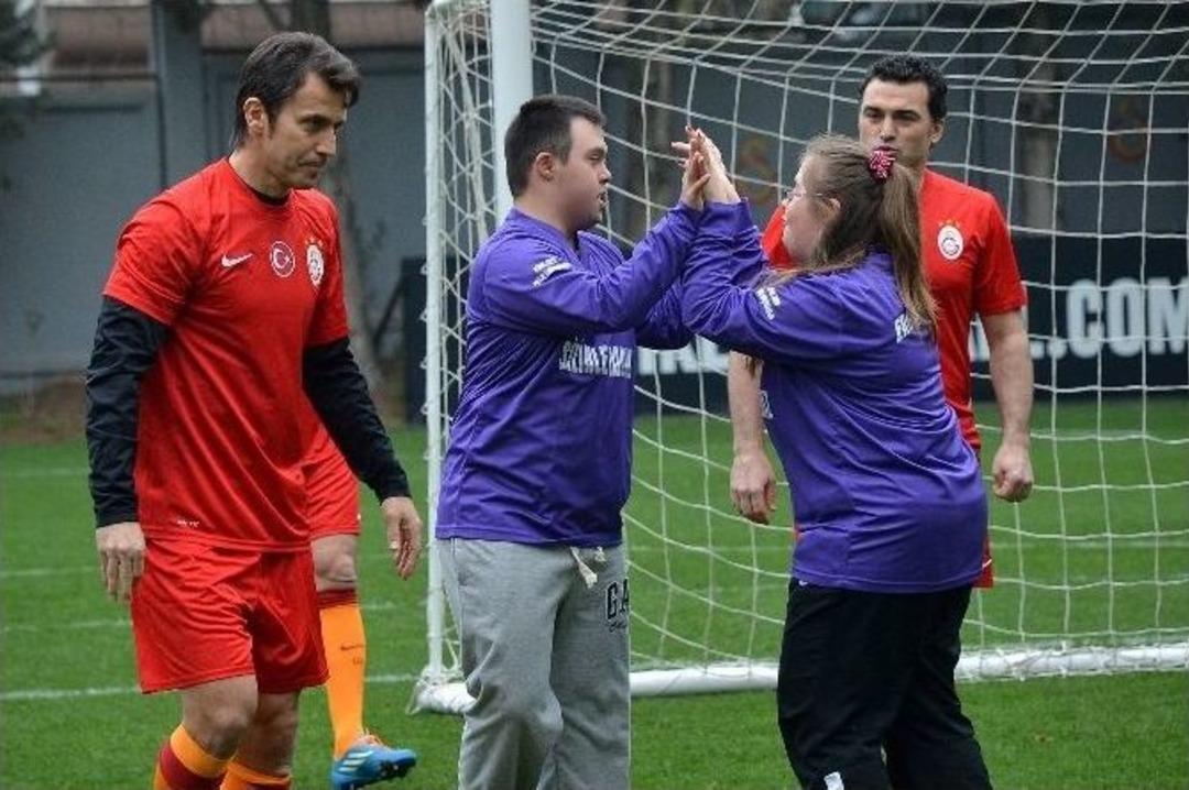 Galatasaraylı Eski Futbolculardan Anlamlı Destek