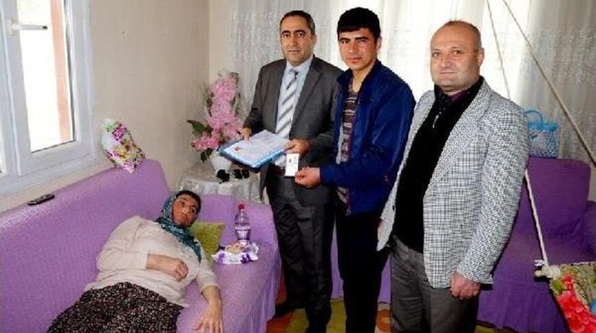 Annesi Yatalak Olan Gence Kimliği, Evinde Teslim Edildi