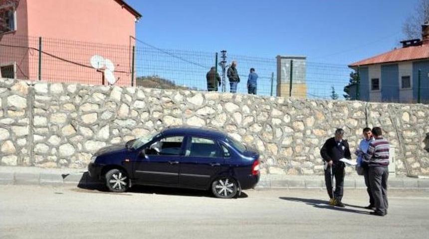 Otomobil Kaldırımdaki Yayalara &Ccedil;arptı: 4 Yaralı