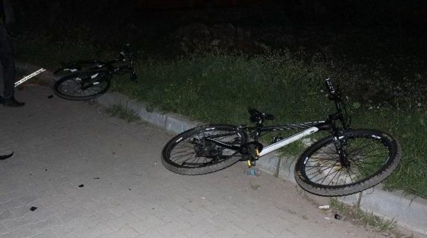 Bisikletli Gen&ccedil;lere &Ccedil;arpıp Olay Yerinden Ka&ccedil;tı