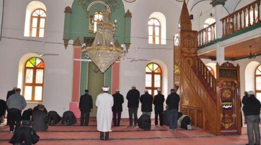 İmam Ile Dernek Başkanının Tarihi Camiye Klima Kavgası