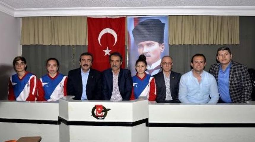 Kadın Futbolcular 'kadınlar G&uuml;n&uuml;nde' Yedikleri Dayağı Anlattı