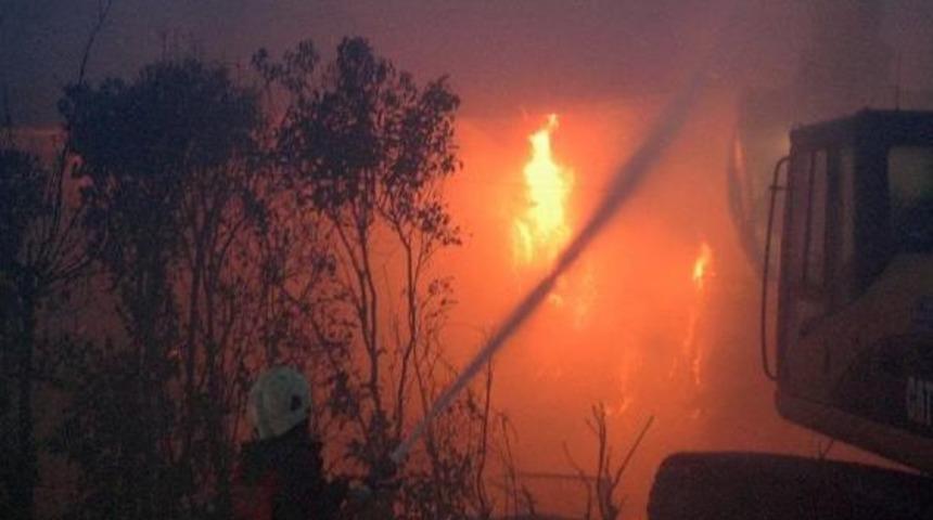 Karton Fabrikasında &Ccedil;ıkan Yangın 4 Saatte Kontrol Altına Alındı