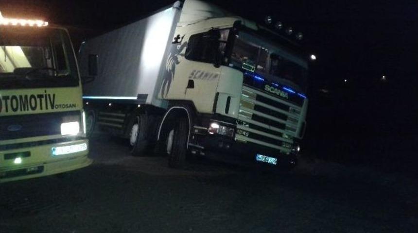 Çamura Saplanan Et Kamyonu Devrilmekten Son Anda Kurtarıldı