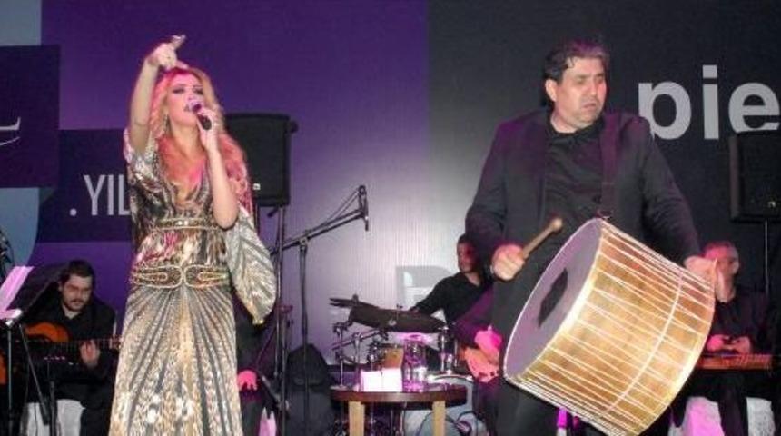 Petek Din&ccedil;&ouml;z, İbrahim Tatlıses'in Orkestrasıyla Coşturdu