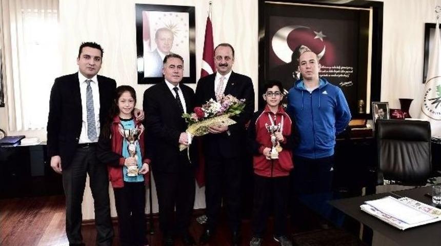 Başkan Akg&uuml;l, Şampiyon &Ouml;ğrencilerin Sevincini Paylaştı