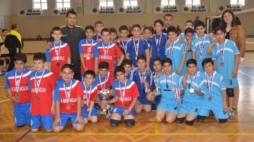 Adana&rsquo;da Okullararası K&uuml;&ccedil;&uuml;k Erkekler Voleybol M&uuml;sabakaları