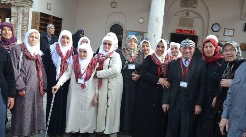 Kula&rsquo;da 50 Kişilik Umre Kafilesi Dualarla Uğurlandı