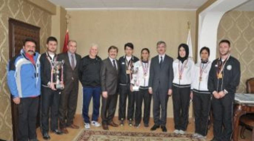 Rekt&ouml;r &Ccedil;apoğlu Şampiyon Sporcularını &Ouml;d&uuml;llendirdi