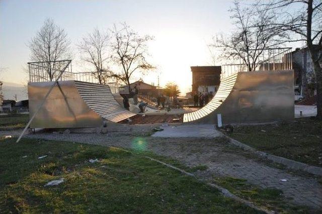 Niksar&rsquo;da Gen&ccedil;ler İ&ccedil;in Kay Kay Pisti Yapılıyor 1