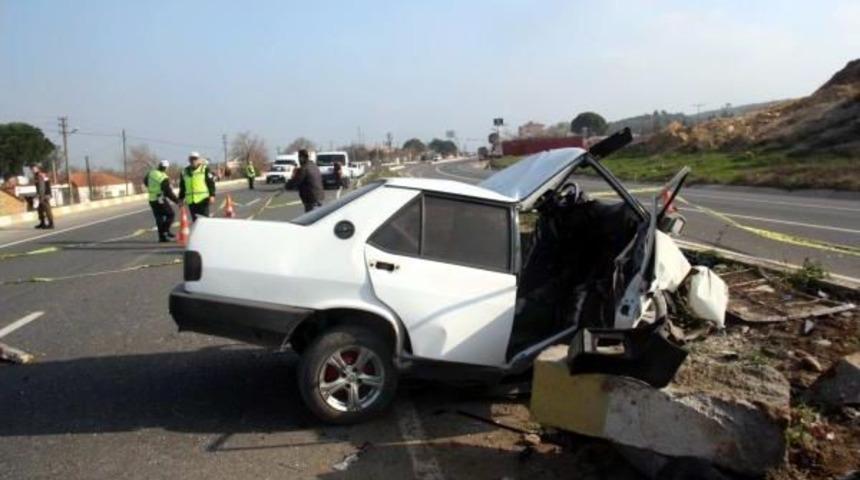 Otomobil Ref&uuml;jdeki Su Tahliye Kanalına D&uuml;şt&uuml;: 2 &Ouml;l&uuml;