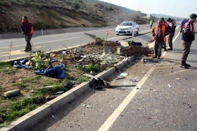 Otomobil Ref&uuml;jdeki Su Tahliye Kanalına D&uuml;şt&uuml;: 2 &Ouml;l&uuml; 2