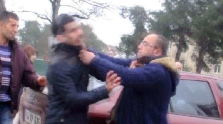 Park Y&uuml;z&uuml;nden Cadde Ortasında Birbirlerine Girdiler