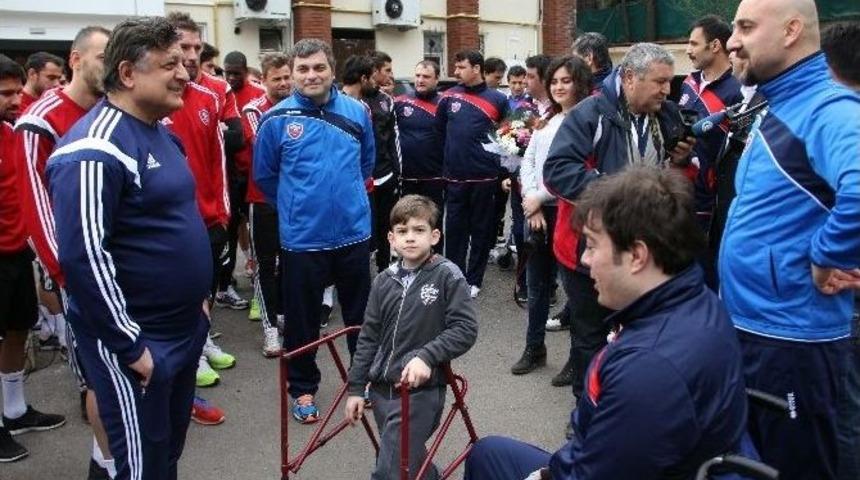 Karab&uuml;ksporlu Futbolcular, Bedensel Engelli Basketbol Takımını Avrupa&rsquo;ya Uğurladı