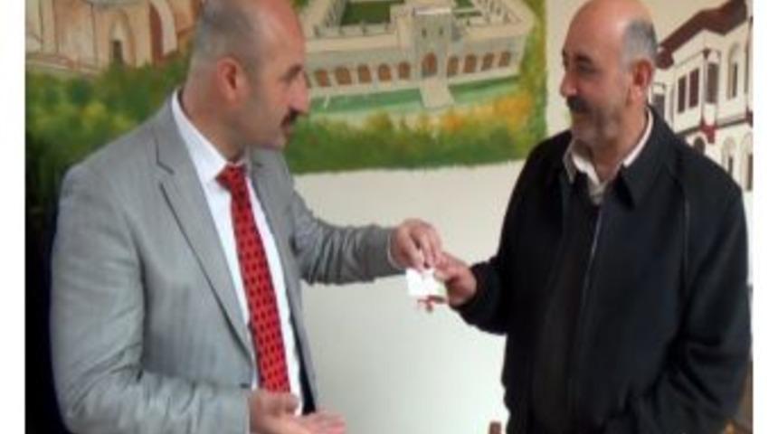 Yeni Kurulan Derneğe &Ccedil;eyrek Altın Verildi