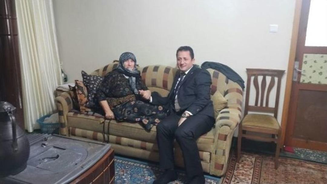 &Ccedil;abuk, Hem Kendini Tanıtıyor, Hem De Mesleğini İcra Diyor