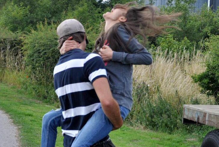   Bu sevgi dolu an saniyeler sonra korkun&ccedil; bir olaya d&ouml;nd&uuml;