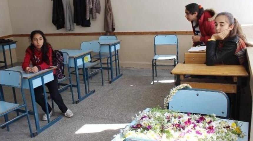 Aydın&rsquo;da Sude Kutlay G&ouml;zyaşları Arasında Toprağa Verildi