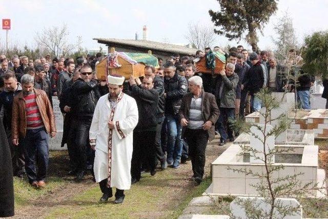 Tem’deki Kazada Ölen Anne Ve Kızı Son Yolculuğuna Uğurlandı