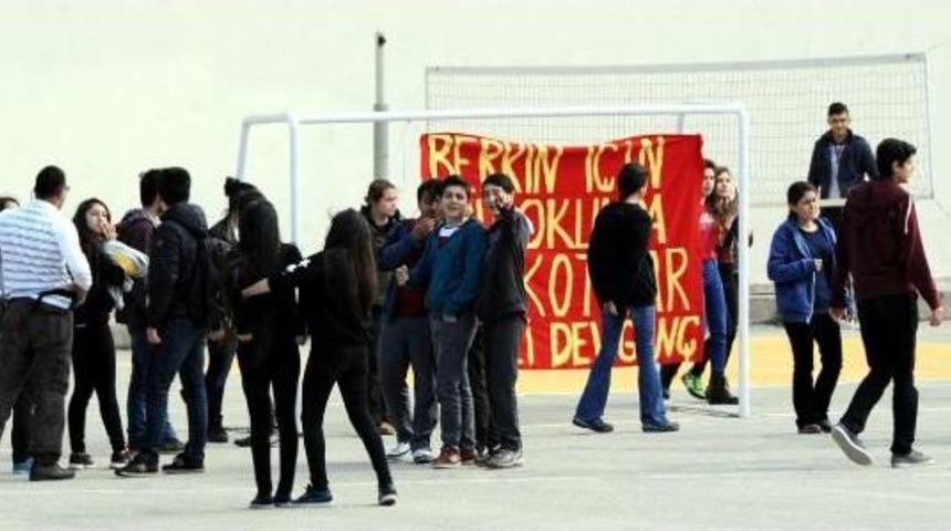 Berkin Elvan I&ccedil;in Lise Bah&ccedil;esindeki Kale Direğine Bez Afiş Astılar