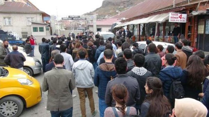 &Uuml;niversite &Ouml;ğrencileri Tutuklanan Arkadaşları I&ccedil;in Emniyete Y&uuml;r&uuml;d&uuml;