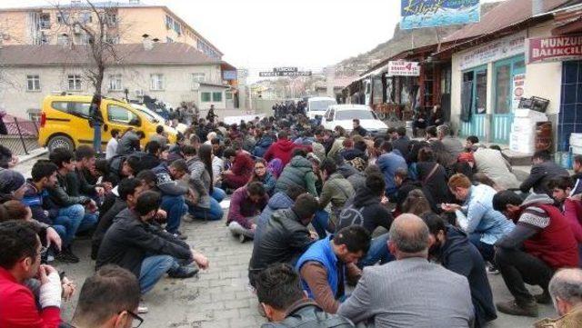 Üniversite Öğrencileri Tutuklanan Arkadaşları Için Emniyete Yürüdü