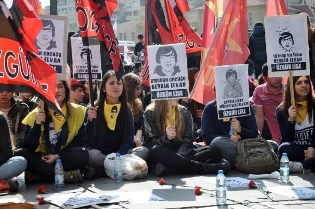 Berkin Elvan İ&ccedil;in Kendilerini Zincirlediler