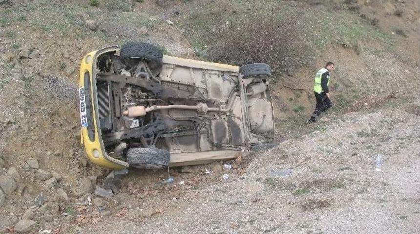 Niksar&rsquo;da Otomobil Şarampole Yuvarlandı: 2 Yaralı