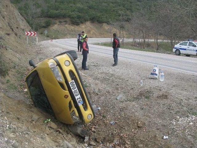 Niksar’da Otomobil Şarampole Yuvarlandı: 2 Yaralı