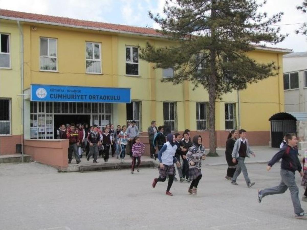Cumhuriyet Ortaokulu&rsquo;nda Deprem Ve Yangın Tahliye Tatbikatı