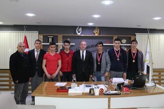 Sporcular Başkan Şahiner’i Ziyaret Etti