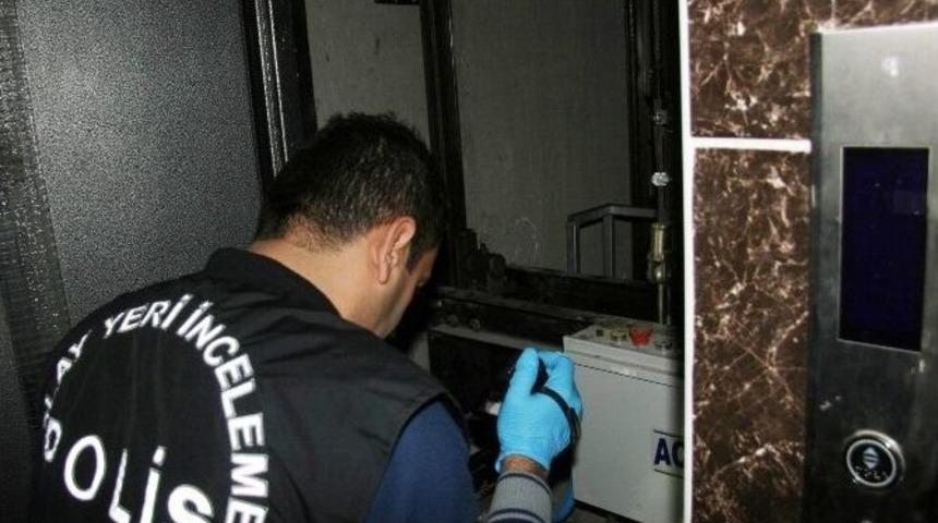 Yaşlı Kadın Asans&ouml;r Boşluğundan D&uuml;şt&uuml;