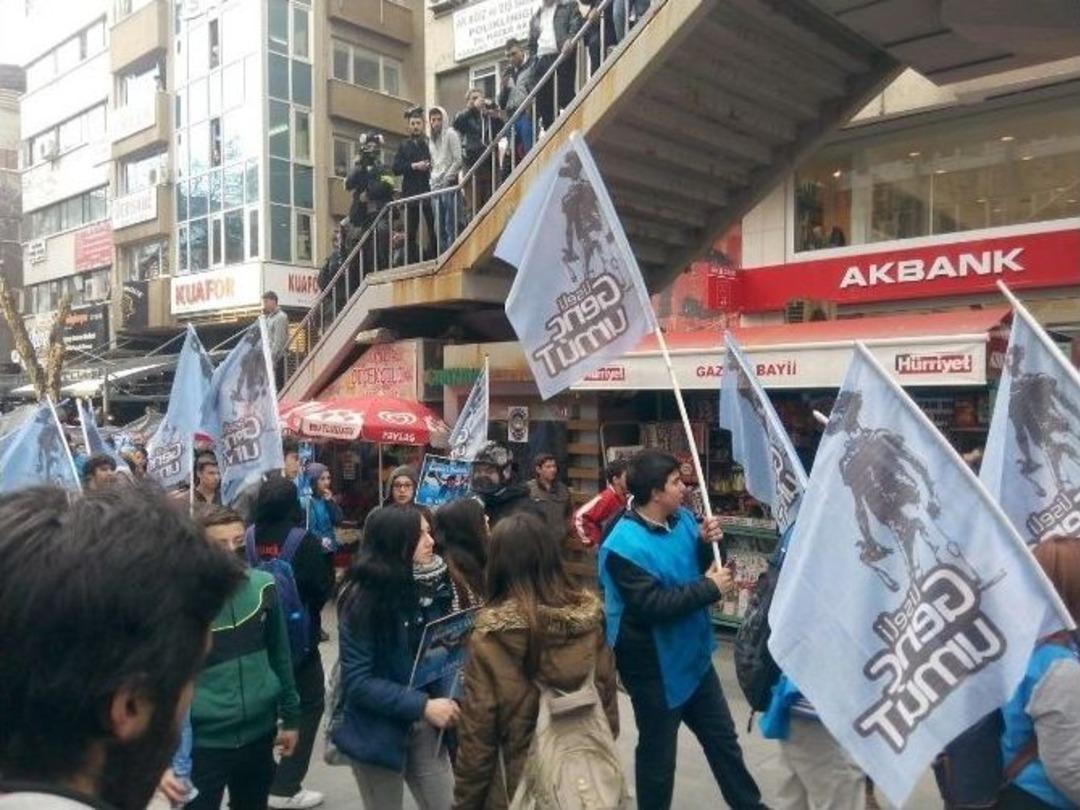 Berkin Elvan Eyleminde Taş Ve Sopalarla Saldıran Gruba Polisten M&uuml;dahale