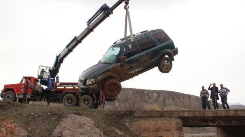 Cip K&ouml;pr&uuml;den U&ccedil;tu, S&uuml;r&uuml;c&uuml;s&uuml; Yaralandı