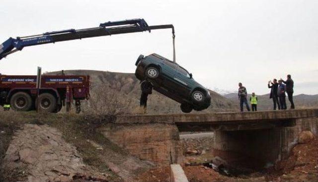 Cip K&ouml;pr&uuml;den U&ccedil;tu, S&uuml;r&uuml;c&uuml;s&uuml; Yaralandı 1