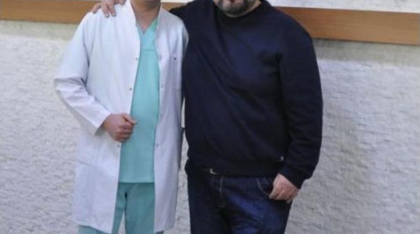 &Uuml;nl&uuml; Tenor Aysev, T&uuml;p Mide Ameliyatı Oldu