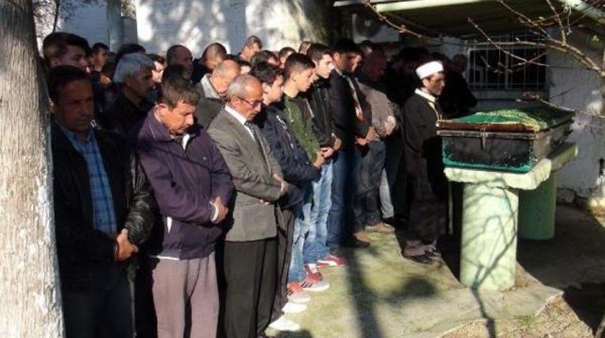 Ref&uuml;jdeki Su Tahliye Kanalına D&uuml;şerek S&uuml;r&uuml;klenen Otomobilde 2 &Ouml;l&uuml; (2)