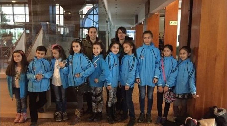 Buz Sporcuları "yusufcuk Oyununu İzledi