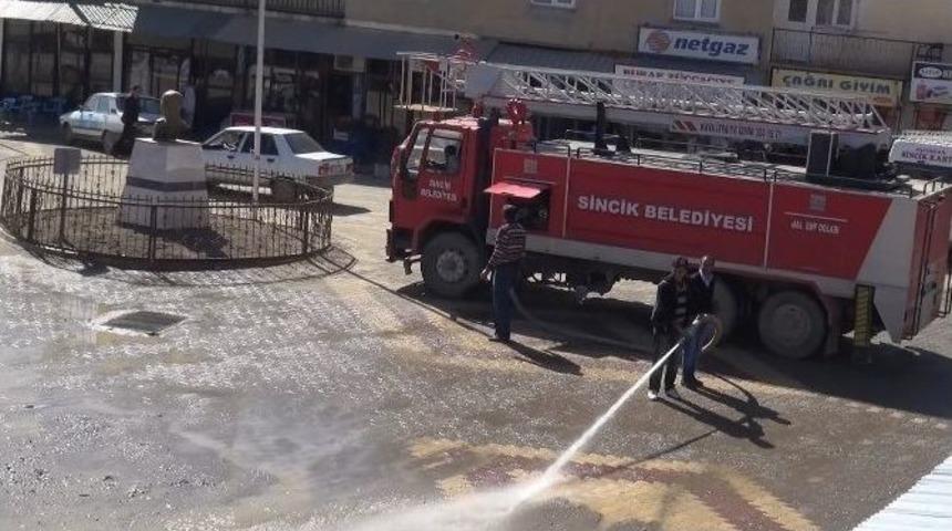 Sincik Belediyesi Caddeleri Yıkıyor
