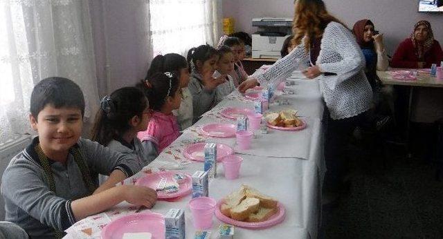 Çeştepe İlkokulu Öğrencileri Öğretmenleriyle Dengeli Besleniyor 1
