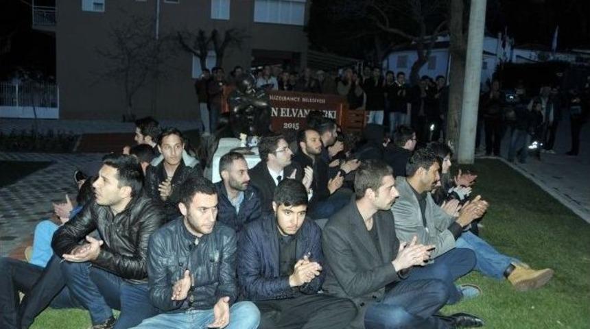 Gençlerden Parçalanan Berkin Elvan Heykeli Önünde Nöbet