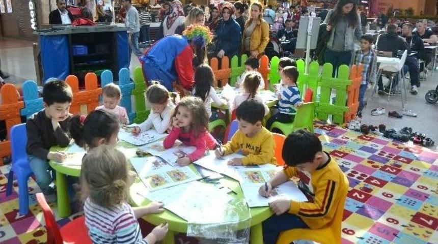 Piazza&rsquo;da &Ccedil;ocuklar Boyayarak Eğlendi