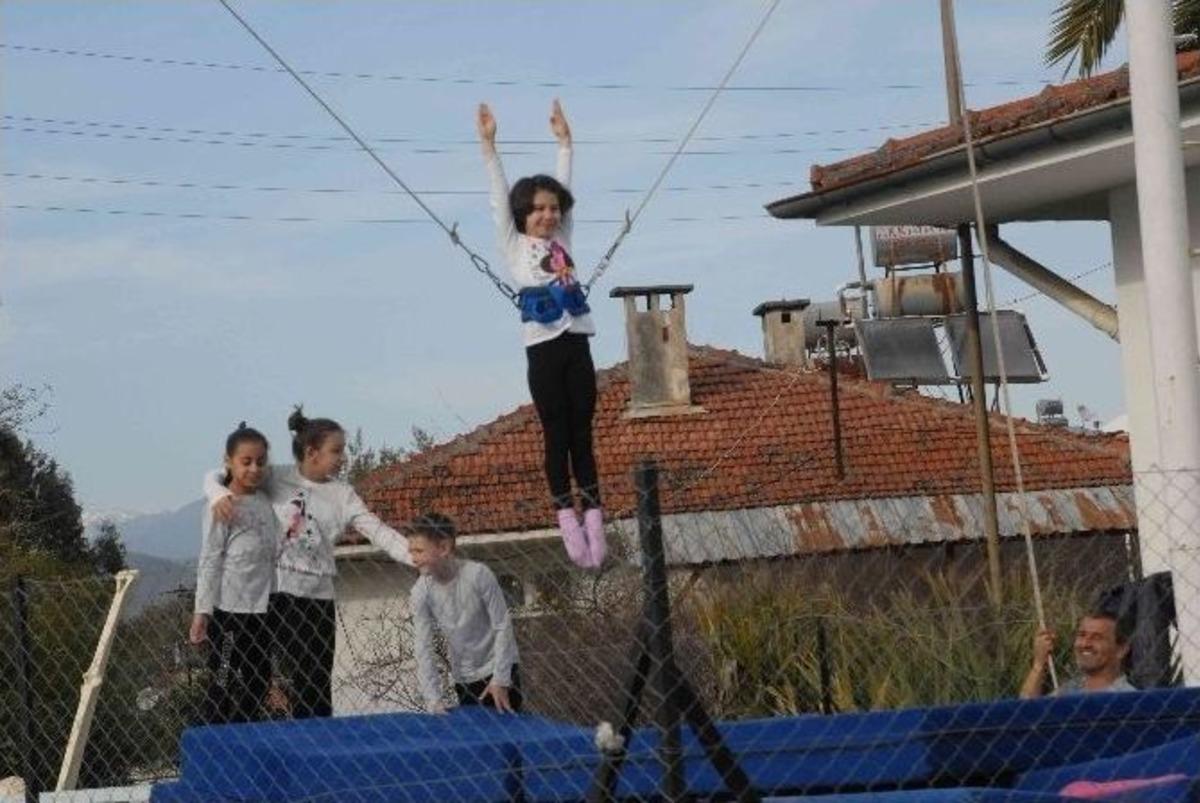 Artistik Cimnastik Y&uuml;zme Sporcuları Havuz Yerine Karada &Ccedil;alışıyor