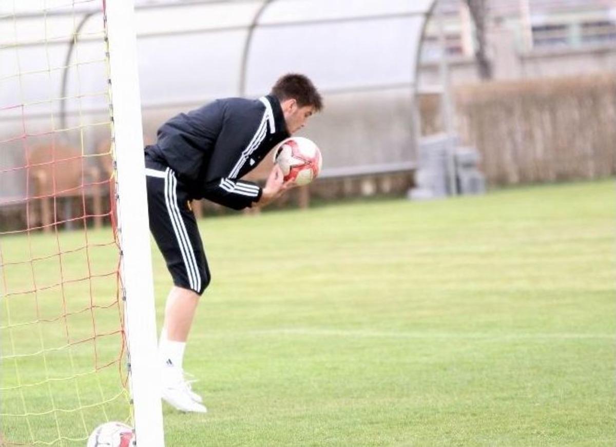 Okay Kaleciliğe Soyundu