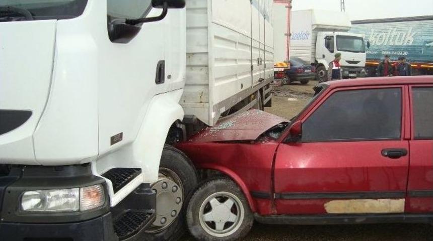 Kamyonla &Ccedil;arpışan Otomobilde 4 &Ouml;ğrenci Yaralandı