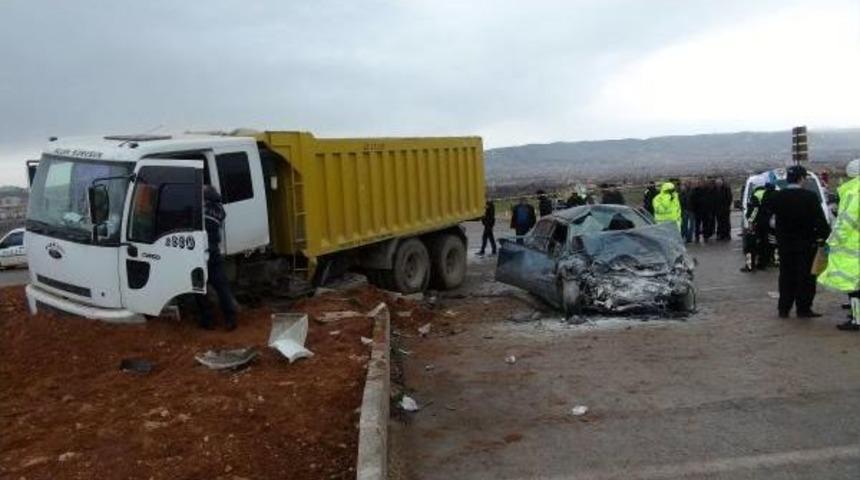 Otomobille Kamyon &Ccedil;arpıştı: 1 &Ouml;l&uuml;, 2 Yaralı